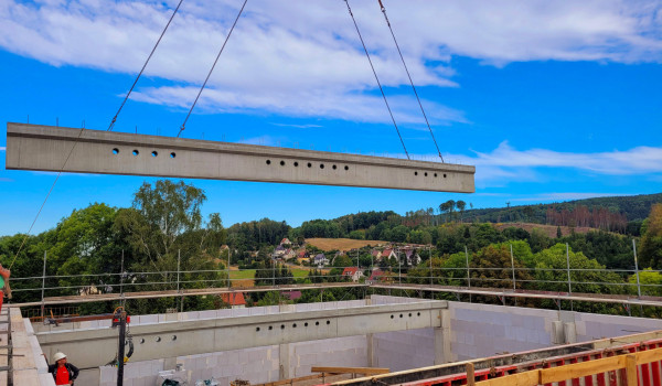 Anlieferung der Fertigteilbinder auf unserer Hillcon Baustelle in Sebnitz